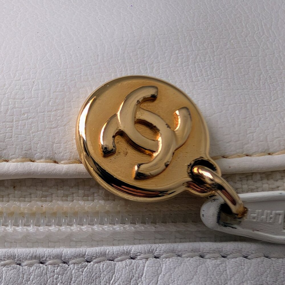 Chanel Rare Vintage White Quilted Lambskin Large Hobo Tote 24k GHW - Picture 11 of 16